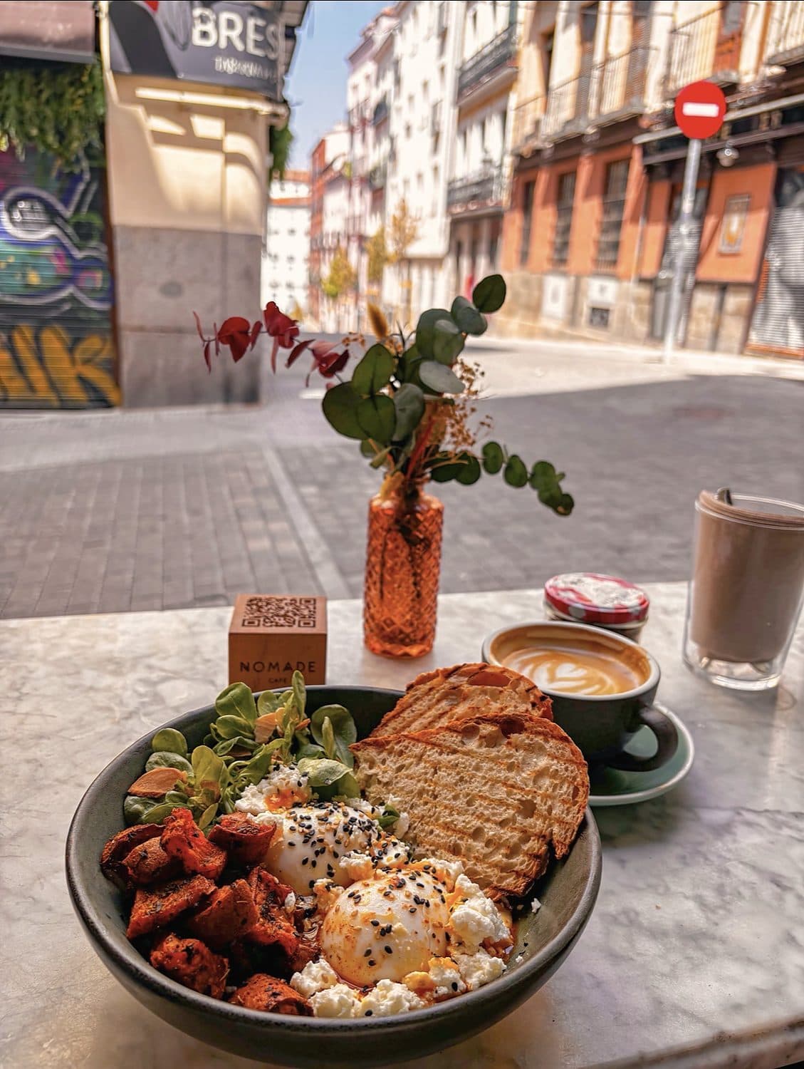 Eggs, sujuk and a cortado, on the street