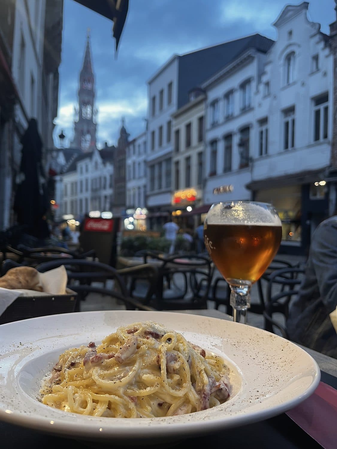 Carbonara and a beer, on the Grand-Place — Pentagone, Brussels